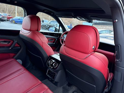 Used 2019 Bentley Bentayga image 46
