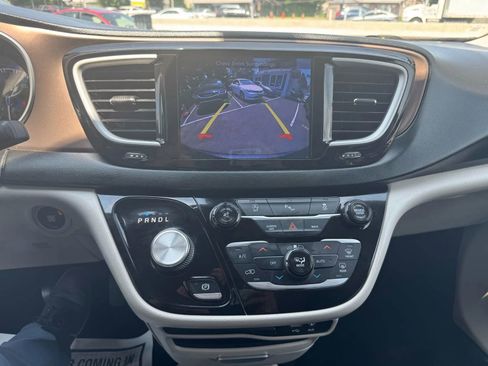 Used 2017 Chrysler Pacifica Touring-L image 16