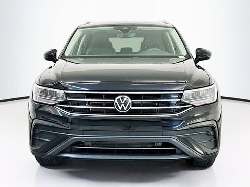 Used 2023 Volkswagen Tiguan SE w/ Panoramic Sunroof Package image 2