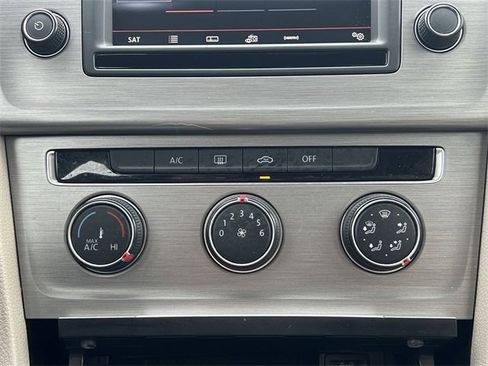 Used 2016 Volkswagen Golf S image 13