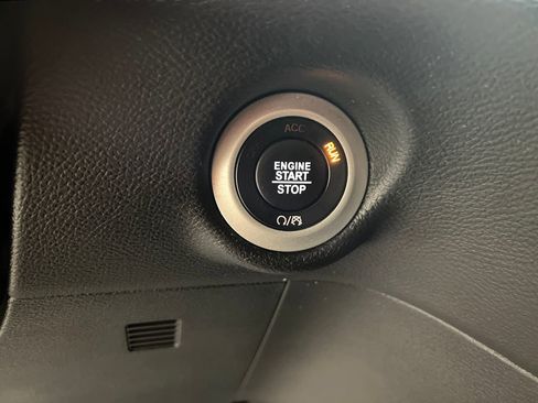 Used 2025 Chrysler Pacifica Select FWD image 50