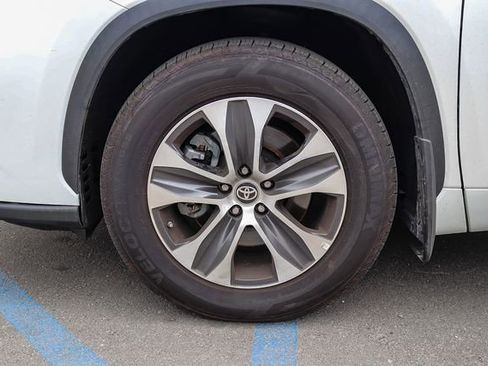 Used 2024 Toyota Highlander XLE FWD image 12