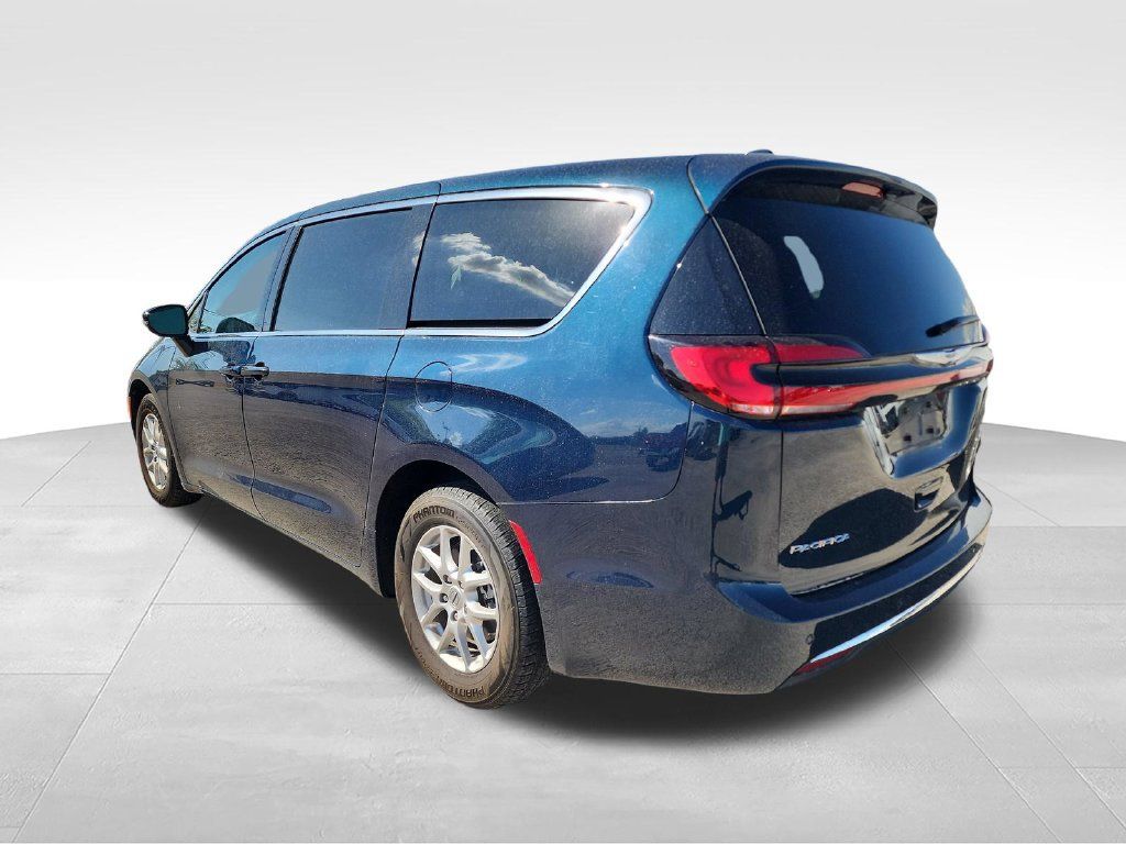Used 2024 Chrysler Pacifica Touring-L FWD image 3
