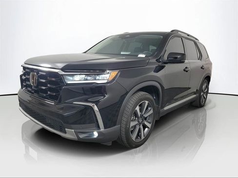 Used 2025 Honda Pilot Touring image 3