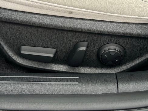 Used 2023 Genesis G70 2.0T image 25