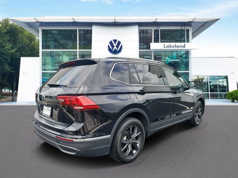 Used 2024 Volkswagen Tiguan SE w/ Panoramic Sunroof Package FWD image 3