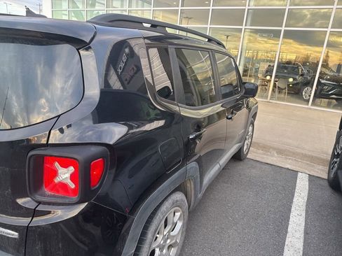 Used 2017 Jeep Renegade Latitude image 4