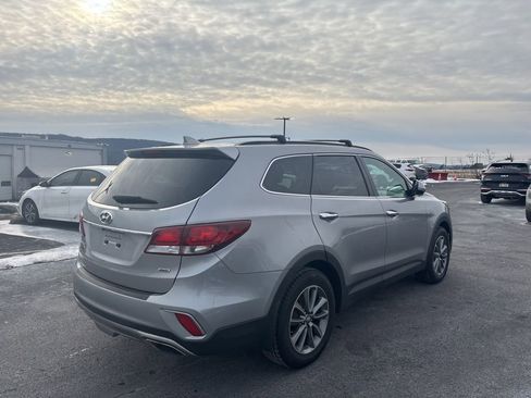 Used 2017 Hyundai Santa Fe SE image 2