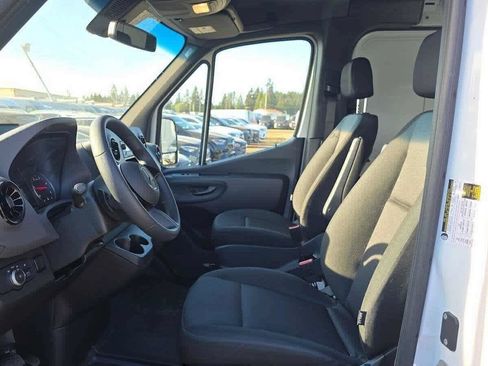 Used 2025 Mercedes-Benz Sprinter 2500 image 21
