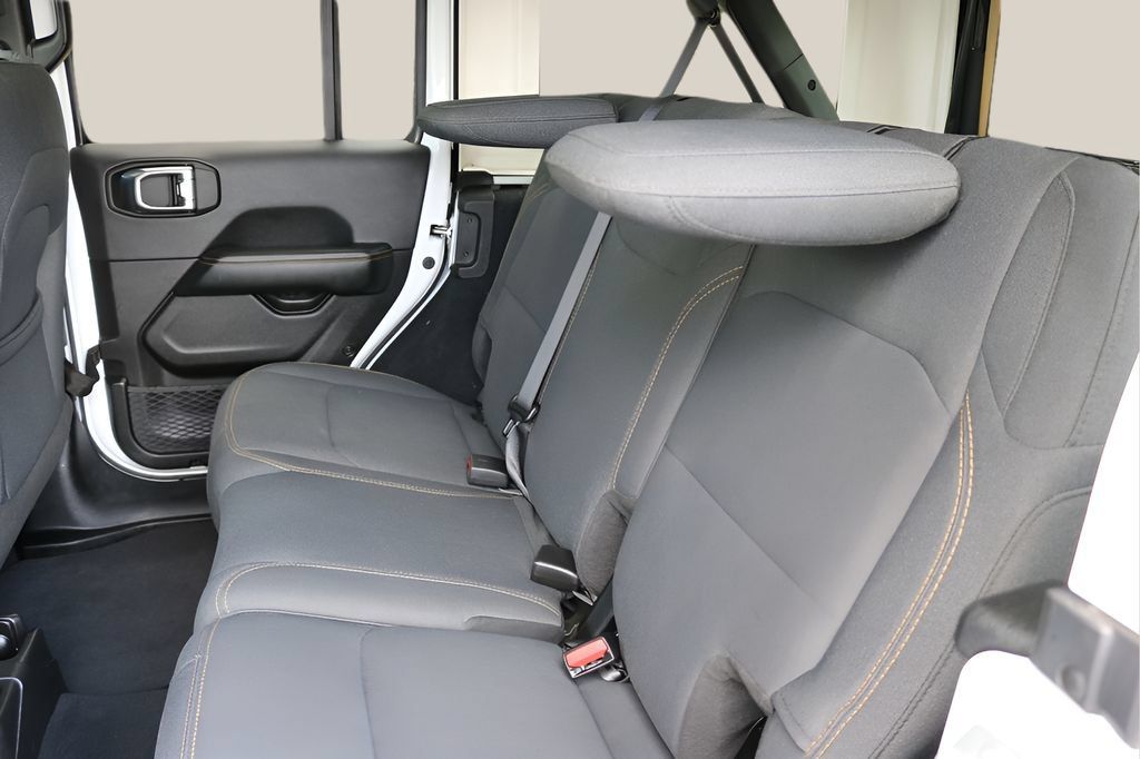 Used 2025 Jeep Wrangler Unlimited Sahara AWD/4WD image 15
