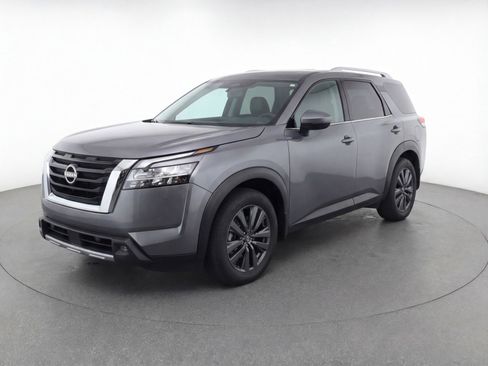 Used 2024 Nissan Pathfinder SV image 3