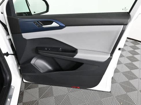 Used 2023 Volkswagen Taos SE w/ Panoramic Sunroof Package FWD image 11