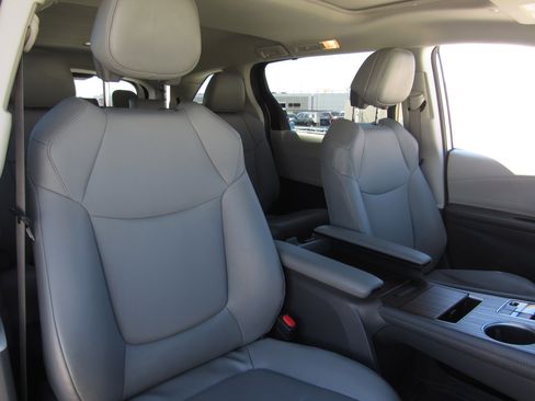 Used 2024 Toyota Sienna XLE image 15