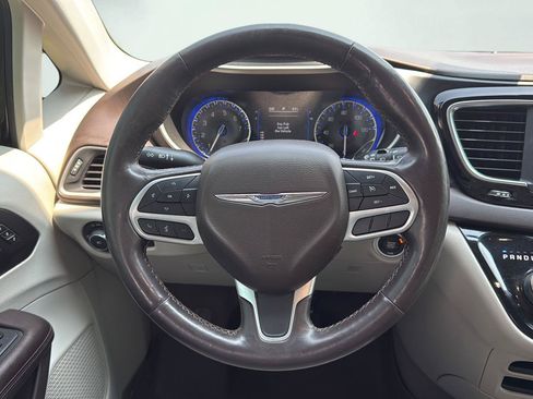 Used 2020 Chrysler Pacifica Touring-L FWD image 13