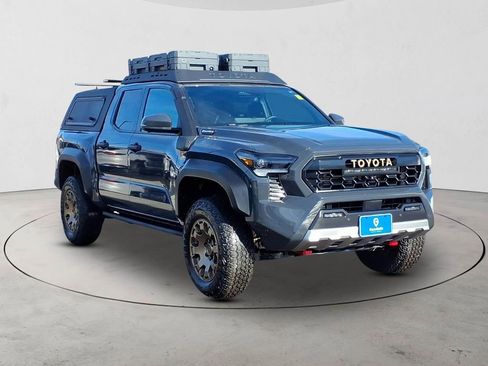 Used 2025 Toyota Tacoma Trailhunter image 3