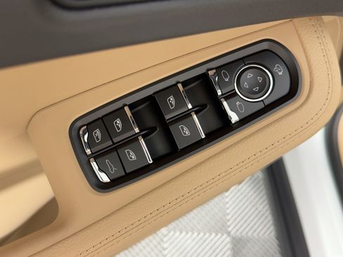 Certified 2026 Porsche Macan AWD/4WD image 12