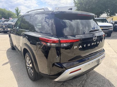 Used 2025 Nissan Pathfinder SL FWD image 5