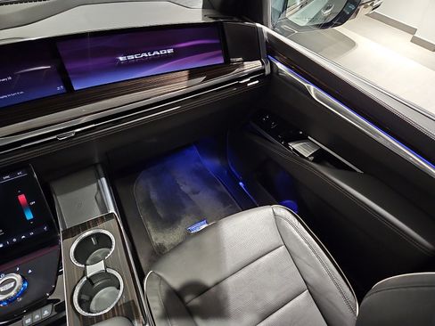 Certified 2025 Cadillac Escalade Premium Luxury image 22