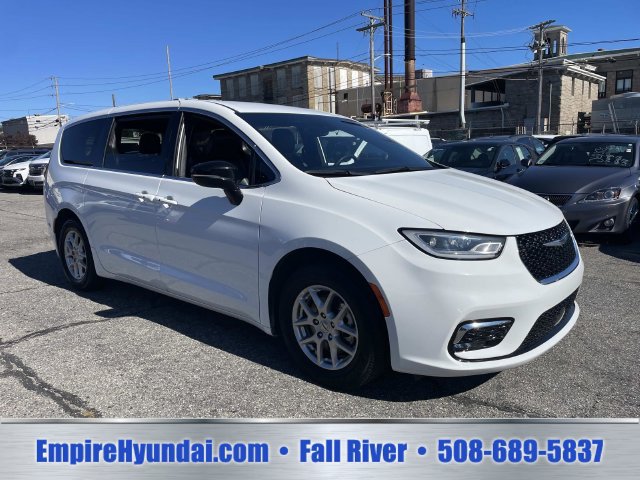 Used 2025 Chrysler Pacifica Select FWD image 2