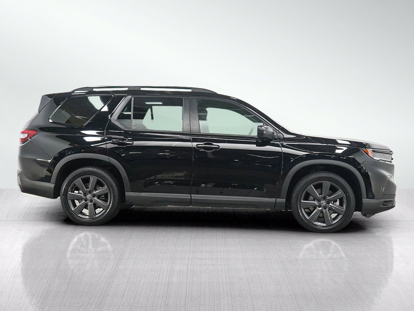 Used 2025 Honda Pilot Sport image 6