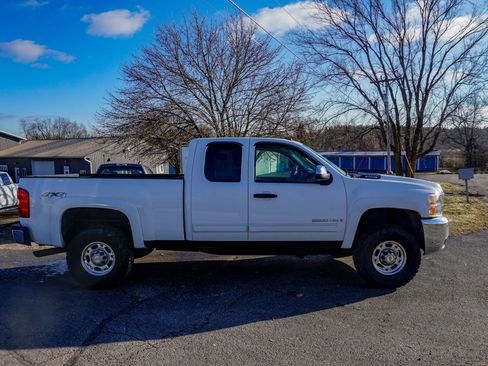 Used 2009 Chevrolet Silverado 2500 LT w/ Exterior Plus Package image 2