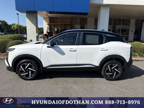 Used 2025 Nissan Kicks SV w/ SV Premium Package FWD image 2