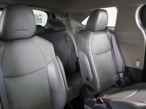 Used 2021 Toyota Sienna XLE image 29