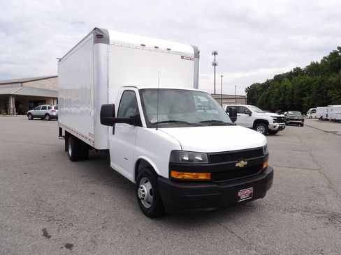 Used 2019 Chevrolet Express 3500 Extended RWD image 11