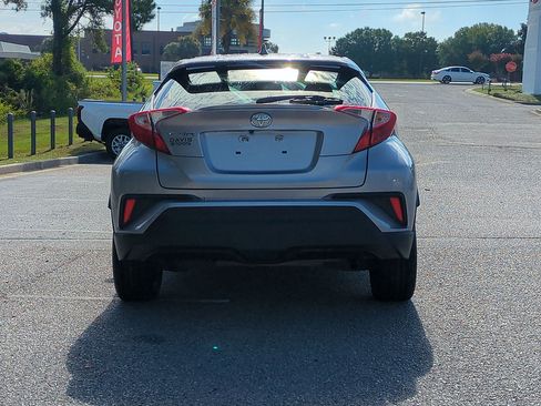 Used 2019 Toyota C-HR XLE FWD image 4
