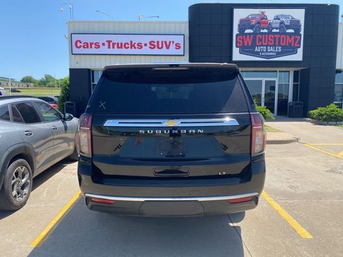 Used 2024 Chevrolet Suburban LT RWD image 8