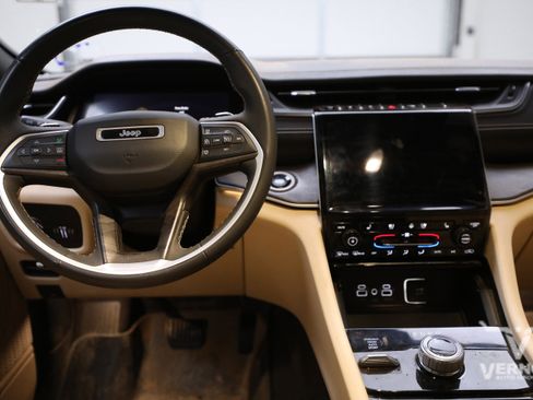 Used 2023 Jeep Grand Cherokee Limited w/ Luxury Tech Group II image 9