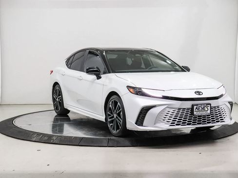 Used 2025 Toyota Camry XSE FWD image 5