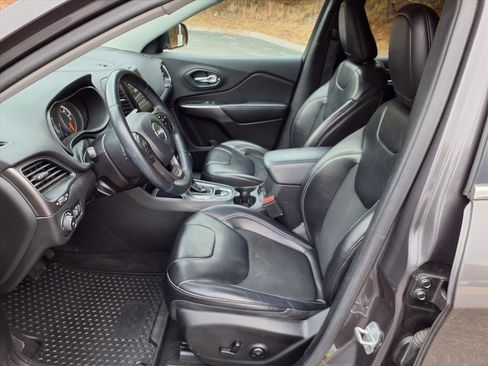 Used 2019 Jeep Cherokee Latitude Plus w/ Cold Weather Group image 11