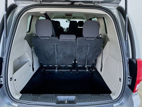 Used 2019 Dodge Grand Caravan SE w/ UConnect Hands-Free Group FWD image 17