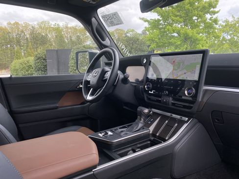 Used 2025 Lexus GX 550 w/ Accessory Package (2T) image 6