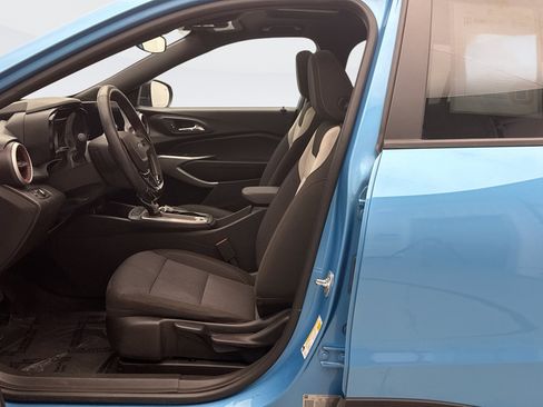 Used 2025 Chevrolet Trax RS w/ Sunroof Package FWD image 11