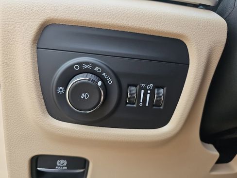 New 2025 Jeep Grand Cherokee Limited w/ Trailer Tow Package image 25