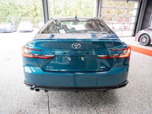 Used 2025 Toyota Camry SE image 3