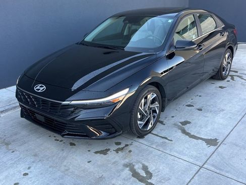 Certified 2025 Hyundai Elantra Limited image 1