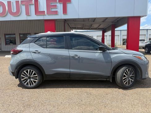 Used 2023 Nissan Kicks SV FWD image 3