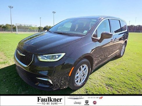 Certified 2026 Chrysler Pacifica Select FWD image 1