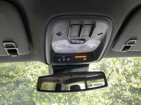 Used 2026 Chevrolet Colorado ZR2 w/ Technology Package AWD/4WD image 32