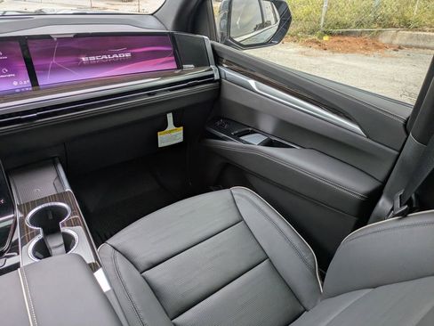 New 2026 Cadillac Escalade Luxury w/ LPO, Floor Liner Package image 23