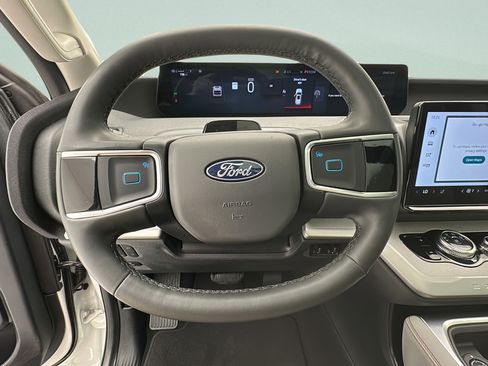 Used 2025 Ford Expedition Active AWD/4WD image 16