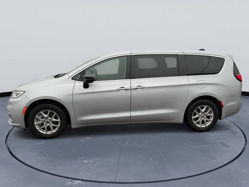 Used 2024 Chrysler Pacifica Touring-L image 5