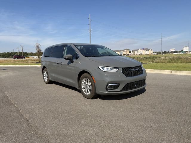 Used 2023 Chrysler Pacifica Touring-L FWD image 7