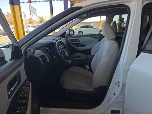 Used 2023 Nissan Rogue SV FWD image 8