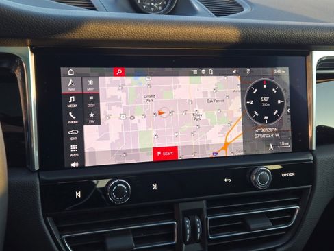 Used 2025 Porsche Macan image 22