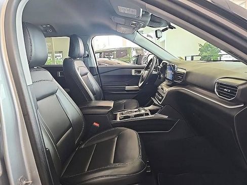 Used 2023 Ford Explorer XLT w/ Equipment Group 202A AWD/4WD image 38