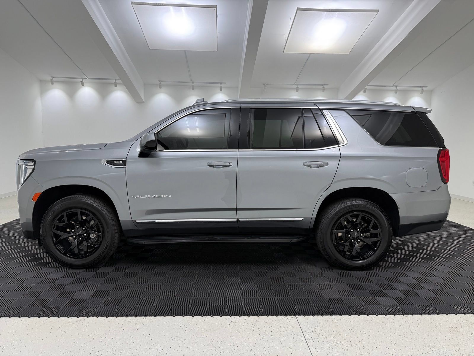 Used 2023 GMC Yukon SLT RWD image 4